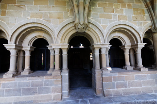 Detalle de la portada de la sala capitular de la Oliva